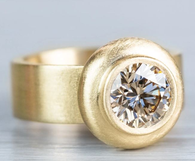 Golden Orbit Bezel-Set Ring – Sleek Radiance Collection
